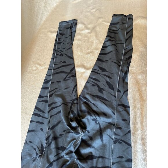 Athleta Womens Salutation Stash Pocket 7/8 Legging Gray Zebra Stripe Size Small - Picture 12 of 15
